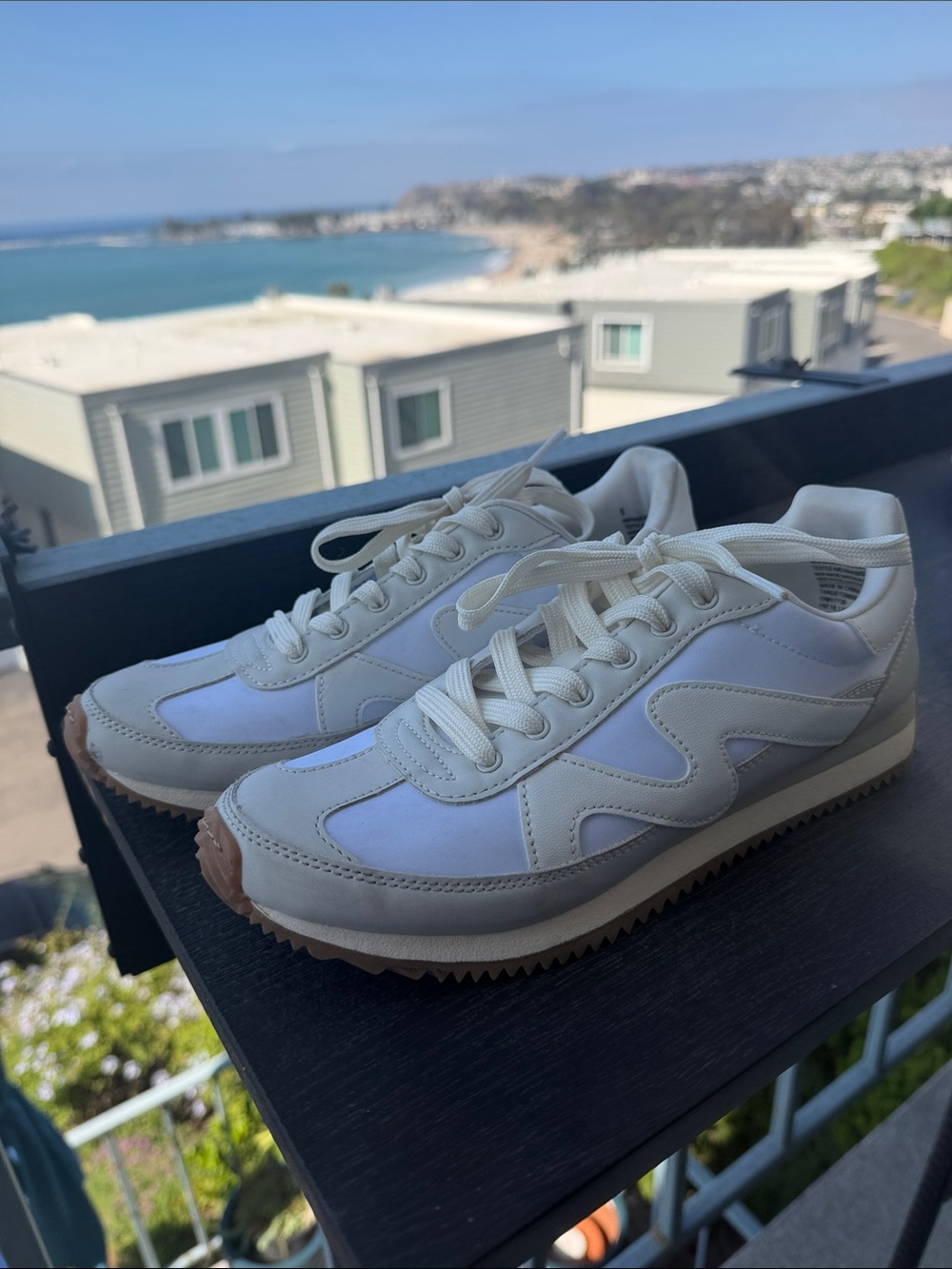 Universal Thread Women’s Low-Top Sneakers - White & Tan